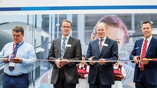 Feierliche Einweihung der Erweiterungsbauten am Webasto Standort in Arad (v.l.n.r.): Dorel Vidran (Bürgermeister von Zimandu Nou), Matthias Arleth (Vorstandsmitglied Webasto Roof & Components SE), Dr. Holger Engelmann (Vorstandsvorsitzender Webasto SE), Philipp Köhler (Werkleiter Webasto Arad). (Foto: Webasto)