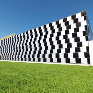 Die berühmte und mehrfach prämierte Fassade des Hochregal-lagers.