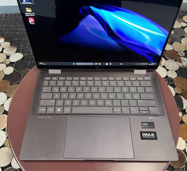 Das große Touchpad liefert ein haptisches Feedback durch kleine Vibrationsmotoren. Zudem bietet es zusätzliche Gesten. (Bild: Vogel IT-Medien)