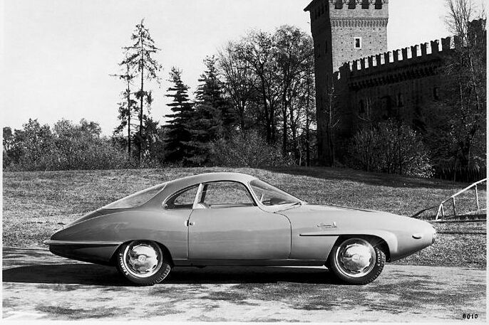 Die Alfa Romeo Giulietta Sprint Special/Speciale wurde von von 1959 bis 1966 hergestellt. Der Luftwiderstandswert betrug aufgrund des tropfenfömrigen Designs gerade einmal 0,28. Zu diesem trugen auch die beiden Panoramascheiben bei. So wurde der Wagen trotz „nur“ 100 PS satte 200 km/h schnell. (Bild: Alfa Romeo)