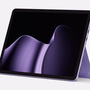Das Gehäuse hat sich beim 12-Zoll-Surface-Pro nicht geändert, allerdings ist das Display ist beim neuen Modell mit 500 Nits allerdings um 25 Prozent heller.(Bild:  Microsoft)