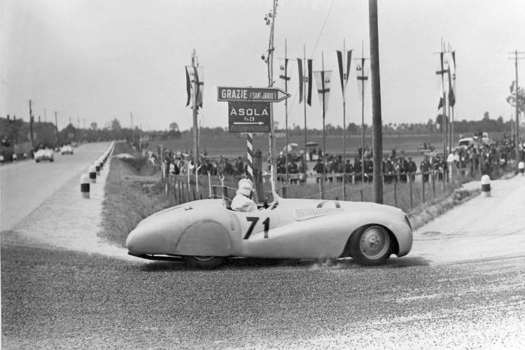 Ein BMW 328 „Bügelfalte“: Die Kotflügel tragen vorne wie hinten eine Art Blechfalz – Bügelfalten eben. Die besondere Karosserie verpasste die BMW-Rennsportabteilung dem Sportwagen 1939 und machte ihn so zum Rennwagen. (Foto: BMW)