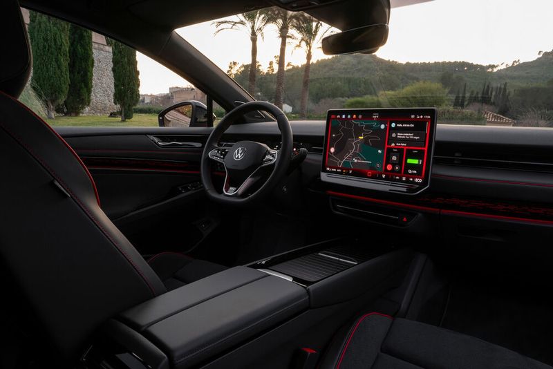 Das schwarze Interieur mit roten Zierelementen ist typisch für den ID 7 GTX (Bild: VW)
