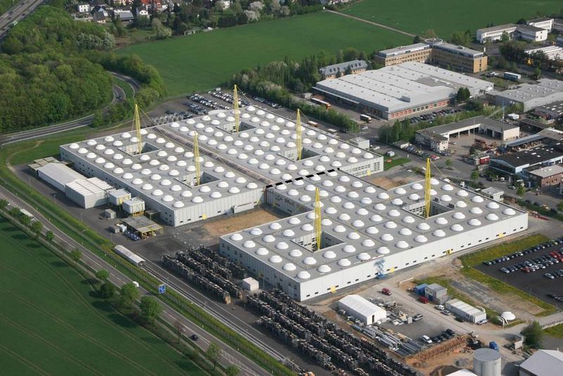 Die rund 60-prozentige Erweiterung (rechts der gestrichelten Linie) der schlanken igus-Fabrik in Köln ist fast abgeschlossen und teilweise schon in Betrieb genommen. 80.000 Produkte können in 24 Stunden oder am gleichen Tag geliefert werden. (Archiv: Vogel Business Media)