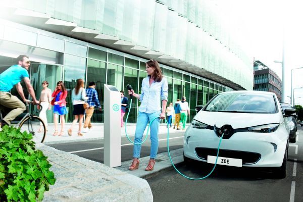 Pünktlich zur UN-Klimakonferenz errichtet die Renault-Nissan Allianz zusammen mit weiteren Partnern im Großraum Paris 90 neue Ladestationen für Elektrofahrzeuge. (Bild: Renault)