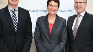 Gutes Ergebnis für Roche in Deutschland: Dr. Thomas Schinecker, Dr. Ursula Redeker und Dr. Hagen Pfundner zogen Bilanz (v.l.). (Bild: Roche)