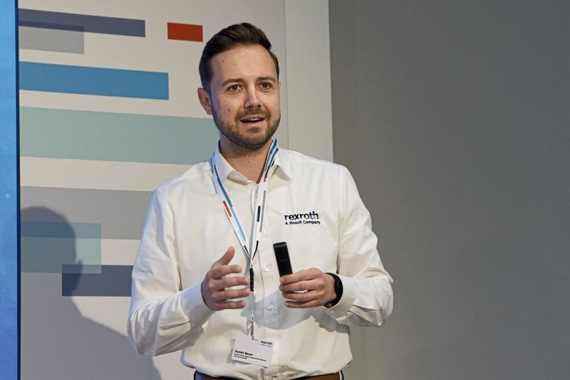 Daniel Bauer, Product Owner Smart Function Kits bei Bosch Rexroth, stellt die Neuentwicklung für Dosierung vor. (Stefanie Michel)