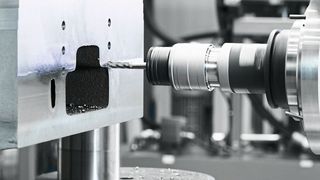 Die Komplettbearbeitung in einer Aufspannung auf einer Vertikaldrehmaschine gelingt laut Starrag jetzt ohne zusätzliche lineare Y-Achse. Eine Dörries-Drehmaschine beweise das Gegenteil, und verwandle sich durch Doppel-C-Achsen-Interpolation in eine Bearbeitungszentrum. (Starrag)