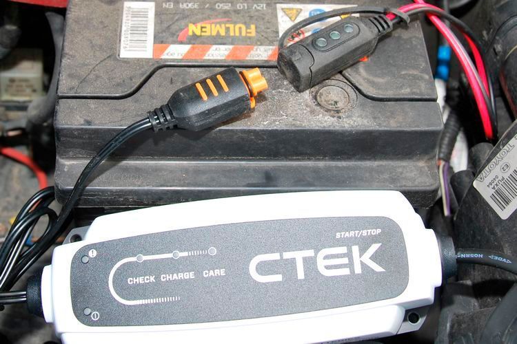 Das Ladeausgangskabel hat einen wasserdichten Trennstecker, dadurch kann man je nach Einsatzzweck unterschiedliche Verbindungskabel anschließen. (Foto: Holz)