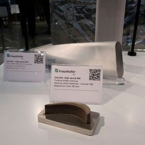 Das Fraunhofer ILT informierte über sein EHLA3D-Fertigungsverfahren. Diese additive Fertigungstechnologie basiert auf dem extremen Hochgeschwindigkeits-Laserauftragschweißen (EHLA) und kombieniert eine hohe Auflösung mit hoher Produktivität. Als Beispiele waren dünne Aluminium-Bauteile und ein Modell eines Turbinenflügels aus Inconel 738 zu sehen.(Bild:  D.Quitter - VCG)