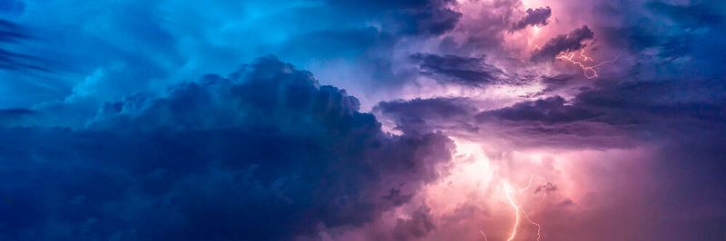 Ohne ein Tool-Set, mit dem sich die diversen Clouds verwalten lassen, drohen Ungemach oder gar Gefahr – die Kosten laufen aus dem Ruder, die Sicherheit ist gefährtet. VMware bringt Aria ins Spiel. (Bild:  gemeinfrei: Felix-Mittermeier.de /  Pixabay)