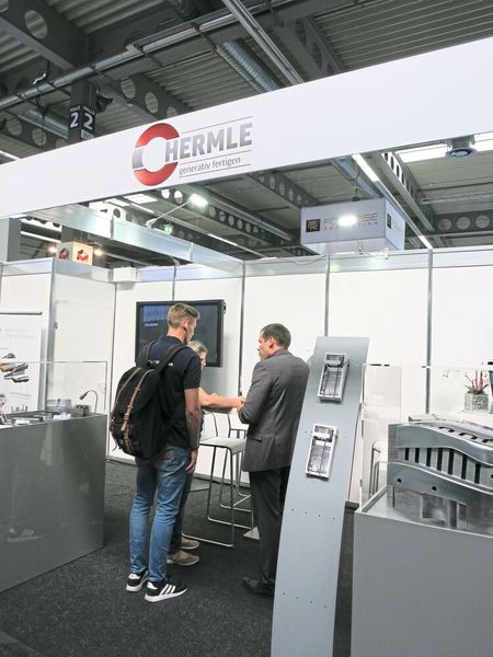 Auch eine Firma wie Hermle, bekannt für ihre Fräsmaschinen, befasst sich seit mehr als 10 Jahren mit der Entwicklung generativer Fertigungs- und Verfahrenstechniken. Bei der Hermle-MPA-Technologie (Metall-Pulver-Auftrag) handelt es sich um ein thermisches Spritzverfahren, bei dem Metallpulver schichtweise zu soliden Festkörpern kompaktiert werden.  (Bild: Schäfer / Devicemed)