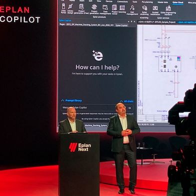 Ein erster Schritt, um Wissen aus dem Unternehmen festzuhalten: Sebastian Seitz und Sean Mulherrin stellten auf der Eplan Next den Copilot vor. (Bild: Stefanie Michel)