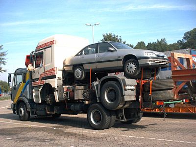 lad18: Ladungssicherung? So besser nicht, meint die Polizei Münster.  Bild: POL-MS/obs (Archiv: Vogel Business Media)