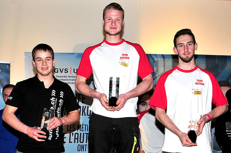 Sieger des Wettbewerbs wurde Réne Grubelnig aus Österreich (Mitte), Zweiter wurde Damian Schmid aus der Schweiz (li.), und auf den dritten Platz kam Markus Hirner, wiederum aus Österreich. (Schmidt/»kfz-betrieb«)