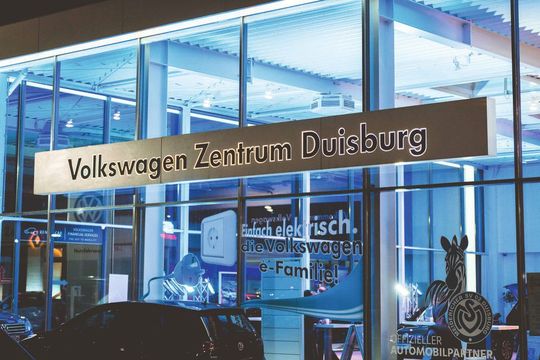 Duisburg bei Nacht: Im VW-Zentrum der Tiemeyer-Gruppe wird künftig durchgearbeitet.(Bild:  Christine Winkler)