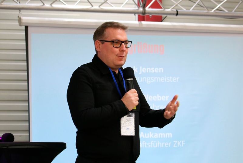 Andreas Weeber, der geschäftsführende Gesellschafter der Autohaus-Gruppe Weeber begrüßte die Kollegen und Verbandsvertreter. Er zeigte sich stolz, in seinem Unternehmen den Landesverbandstag ausrichten zu dürfen. (Bild: Jürgen Klasing)