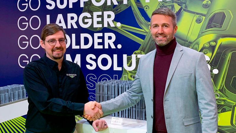 Dr. Jacob Nuechterlein (li.), Gründer und CEO Elementum 3D und Sam O'Leary (re.), CEO von SLM Solutions, schließen auf der Formnext 2022 eine Vereinbarung zur Materialentwicklung. 