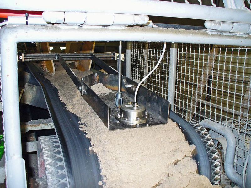 Feuchtemessung von Sand auf dem Förderband. (Bild: Mütec)