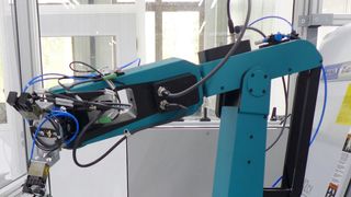 Der 6-Achs-Industrieroboter Horst 900 der den Citizen-Miyano-Kurzdreher durch seine Automatisierungsmöglichkeiten quasi veredelt, wartet mit seinem 2-Backen-Parallelgreifer vor der Drehmaschine ... (Bild: Citizen)