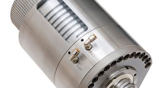 Kugelgewindetrieb von Kammerer mit gekühlter angetriebener Mutter, zur Veranschaulichung hier mit Öffnung im Kühlgehäuse: in der Spirale zirkuliert das Kühlmedium, das die aus Lagerreibung und Kugelkontaktbereich entstehende Wärme ableitet.  (Foto Carle Triberg)