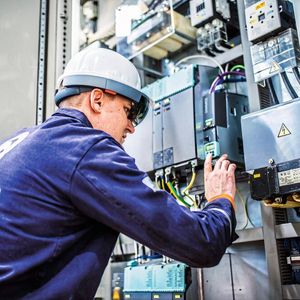 Ausgestattet mit Datenbrillen, in diie der Ingenieur Daten angezeigt bekommt, kann er Anlagen überprüfen oder sehen, wie sich Veränderungen auswirken.