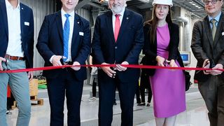 Prof. Klingner, Fraunhofer-Forschungsdirektor, Prof. Böker, Leiter des Fraunhofer IAP, Wissenschaftsminister Prof. Willingmann, Dezernentin Kleinert und Prof. Bartke, Leiter des Fraunhofer PAZ weihten gemeinsam den Erweiterungsbau des Fraunhofer PAZ ein. (Bild: Till Budde/ Fraunhofer IAP)