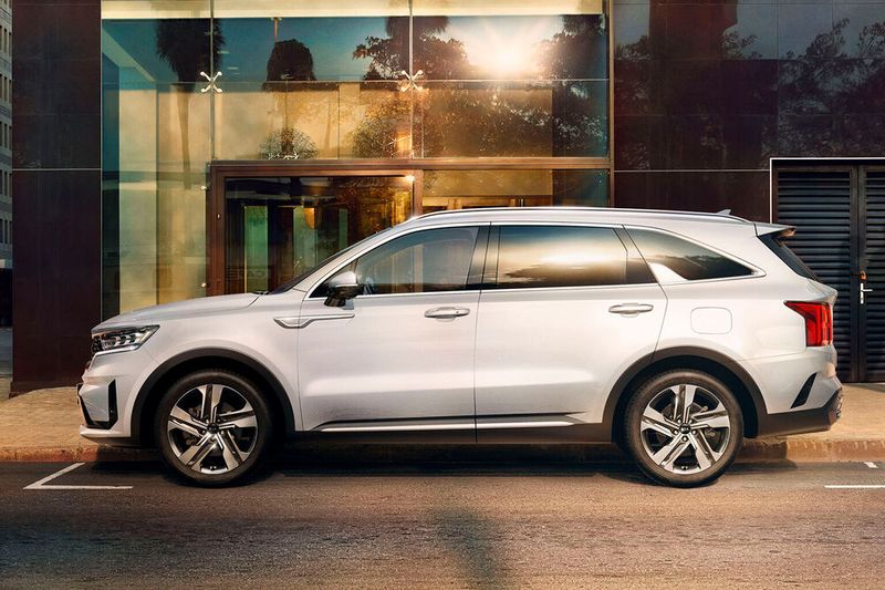 Erstmals setzen die Koreaner in dieser Baureihe auf einen Hybridantrieb. (Bild: Kia)