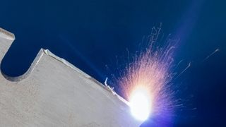 Der innovative laserbasierte Klebprozess könnte zukünftig das Löten bei der Wiederbestückung von Sägeblättern ablösen. (Bild: LZH)