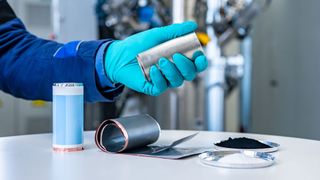 BMW hat mit dem Direktrecycling eine Methode entwickelt, die die bisher übliche, energieintensive chemische oder thermische Aufbereitung überflüssig macht. (Bild: BMW)