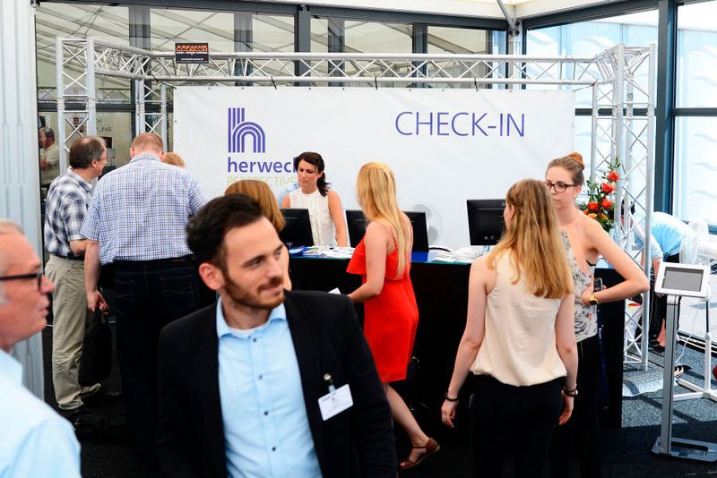 Der Check-in-Bereich der Hausmesse (Herweck)