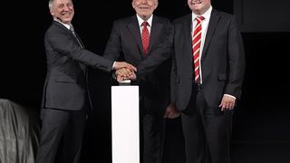 Prof. Dr. Ulrich Hackenberg (Mitte), Vorstand für Technische Entwicklung der Audi AG, Ricky Hudi (rechts), Leiter Entwicklung Elektrik/Elektronik bei Audi und Dr. Wolfgang Huhn (links), Leiter der Entwicklungs-Abteilung Licht/Sicht bei Audi, geben den Start frei für den größten befahrbaren Lichtkanal Europas. (Foto: Audi)