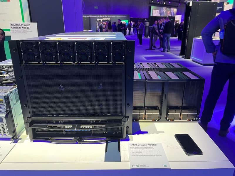 Für Rechenzentren, die nicht auf Flüssigkeitskühlung ausgelegt sind, bietet HPE den Compute XD690 mit acht Blackwell-Ultra-GPUs (B300 HGX) und zwei Intel-Xeon-6-Prozessoren an. Er belegt 10 Höheneinheiten im Rack. (Bild: Vogel IT-Medien)