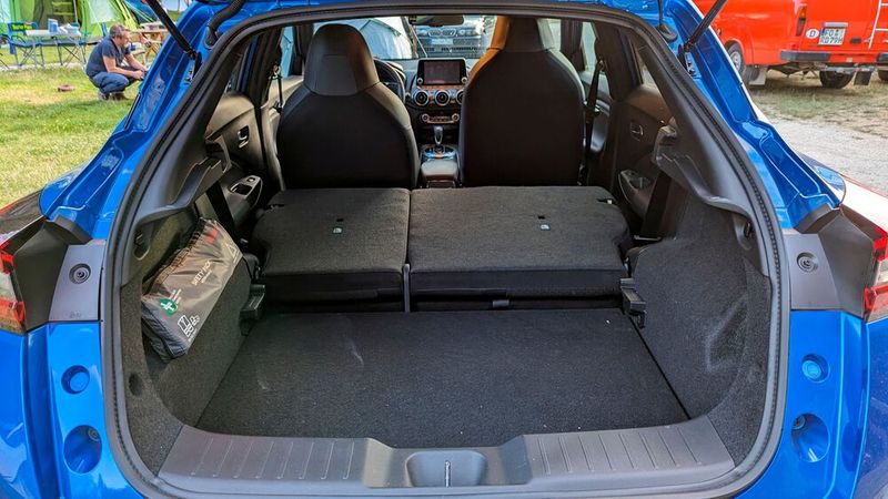 2. Der Kofferraum: Viel wichtiger für ein Micro-Adventure ist natürlich der Stauraum. In der getesteten Hybridvariante stehen ausreichende 354 Liter zur Verfügung. Viel Variabilität haben die Nissan-Techniker dem Ladeabteil aber nicht mitgegeben. Die asymmetrisch geteilte Sitzbank lässt sich nur umklappen, aber nicht ausbauen, verschieben oder in unterschiedlichen Winkeln arretieren. Die Stufe muss man mit dem hochgelegten Ladeboden ausgleichen, aber dann fehlt ziemlich viel Stauraum.  (Bild: Rosenow – VCG)