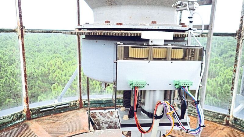 Bild 5: Sollte ein Motor ausfallen, schaltet die Anlage im Leuchtturm automatisch auf den zweiten Motor um und meldet die Störung an die Leitstelle. (Dr. Fritz Faulhaber)