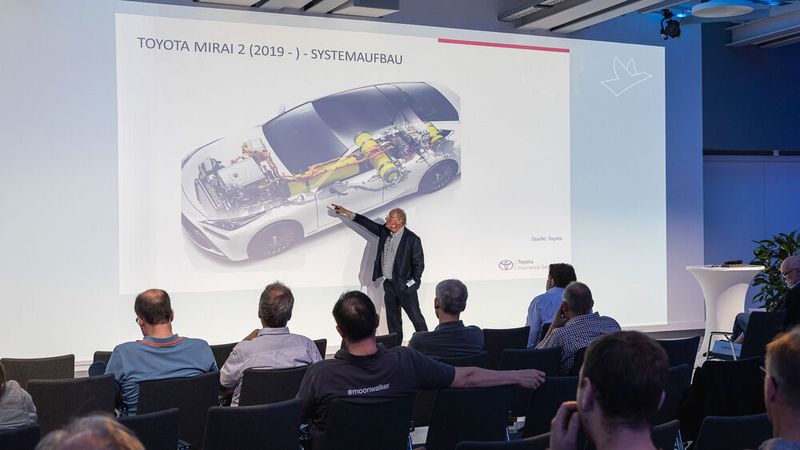 Nachdem die K&L-Betriebe das Thema Elektromobilität gerade erst verdaut hatten, kommt mit dem Wasserstoffauto schon die nächste Herausforderung. Experte Hans-Peter Wandt erklärte, was hier zu beachten ist. (Bild: Stefan Bausewein)