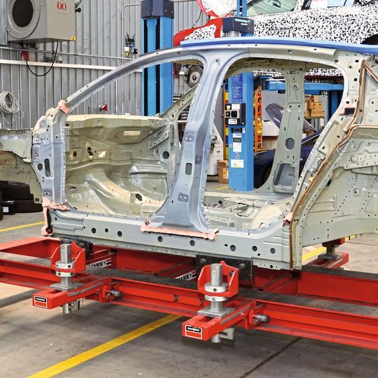 Eine teilweise aufgeschnittene Rohbaukarosserie des Corsa Verbrenner stand zur Besichtigung im OPEL-Werk bereit. Ohne das Aussenblech sind die Akustikschäumlinge an A-, B- und C-Säule gut sichtbar. Eine teilweise aufgeschnittene Rohbaukarosserie des Corsa Verbrenner stand zur Besichtigung im OPEL-Werk bereit. Ohne das Aussenblech sind die Akustikschäumlinge an A-, B- und C-Säule gut sichtbar.