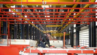 Beide Hände frei – über dem Kopf montierte Absturzsicherung stört nicht bei der Arbeit. (Bild: ABS Safety)