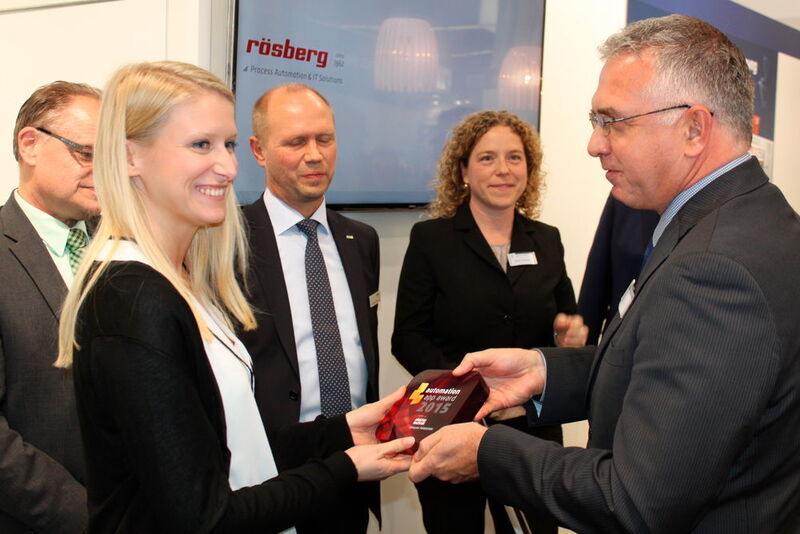 Bernd Weinig, Publisher der Medienmarken elektrotechnik und konstruktionspraxis, überreichte den automation app award 2015 in der Kategorie Produktion an Mirjana Zivanovic von Mader für die Leckage-App.  (elektrotechnik)