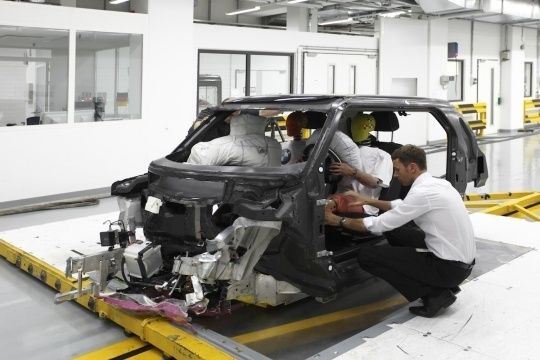Das geplante Megacity Vehicle von BMW besteht aus einem Kohlefaserkäfig, der auf einer Plattform aus Aluminium aufsitzt. Der Viertürer soll vier Personen Platz bieten. (Archiv: Vogel Business Media)