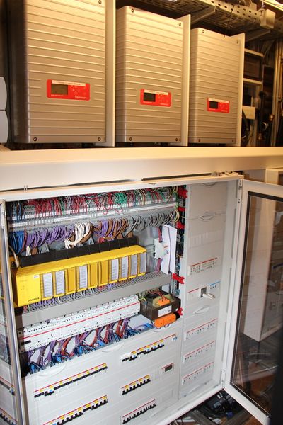 Blick in den Schaltschrank des (hinter der Schrankverkeidung) liegenden Technikraums. (Bild: Schäfer)