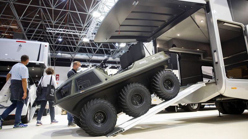 Wer nicht nur mit seinem Luxus-Reisemobil Aufsehen erregen möchte auf dem Campingplatz, für den ist dieses Gefährt die richtig Wahl. (Bild: Messe Düsseldorf/ctillmann)