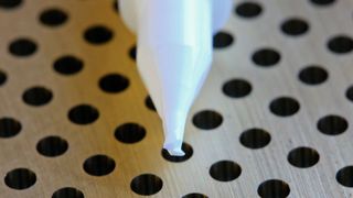 Die neuentwickelten Keramik-Fräser zeigen nach über 1000 Bohrungen praktisch keinen Verschleiss beim Interpolieren der Mikro­bohrungen im µ-Bereich. (Tusa / Omnino)