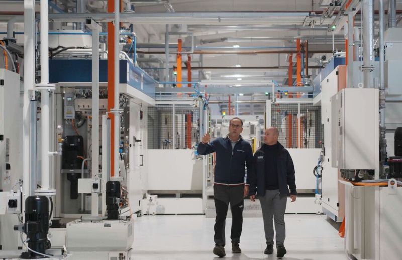 Andrea Tarditi (Technischer Direktor bei Endurance SpA) und Andreas Schenk (Key Account Manager bei den Grob-Werken) in der weitläufigen Produktionshallen von Endurance. (Bild: Grob)