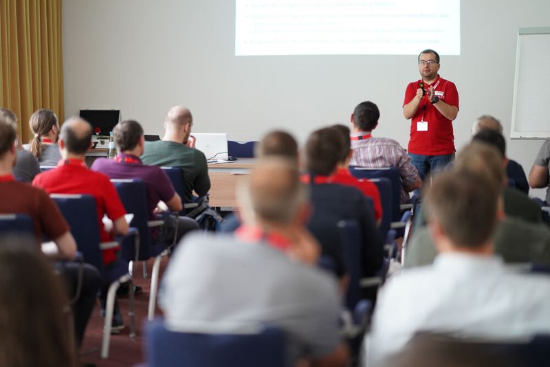 FPGA Conference Europe 2022: Über 70 Sprecher, 100 Vorträge und über 250 Teilnehmer – nach zwei Jahren mit Corona-bedingten Digitalkonferenzen fand die dreitägige FPGA Conference vom 5. bis 7. Juli 2022 endlich wieder als Präsenzveranstaltung statt. Besondere Highlights waren die spannende Keynote von Nick Ni von AMD/Xilinx, die interessante Couchtalk-Expertenrunde, der traditionelle BBQ-Grillabend sowie die vielen glücklichen Gewinner der Verlosungsaktionen.  (Bild: Nadine Stegemann)