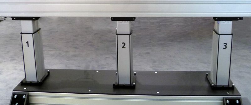 Werden mehrere Hubsäulen im Verbund montiert, sorgen RK Syncflex-Ausgleichsplatten für eine präzise Ausrichtung und einen spannungsfreien Aufbau. Bild: RK Rose+Krieger (Archiv: Vogel Business Media)