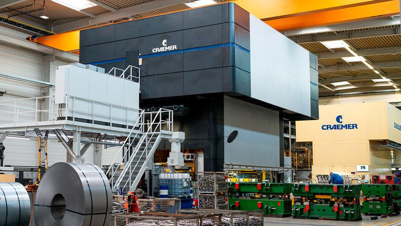 Moderner Pressenpark: Teil der Wertschöpfungskette im Hause Craemer ist die Produktion einbaufertiger Serienartikel aus Metall auf modernen Servo-Pressen mit Presskräften bis zu 25.000 Kilonewton.(Bild:  Craemer Gruppe)
