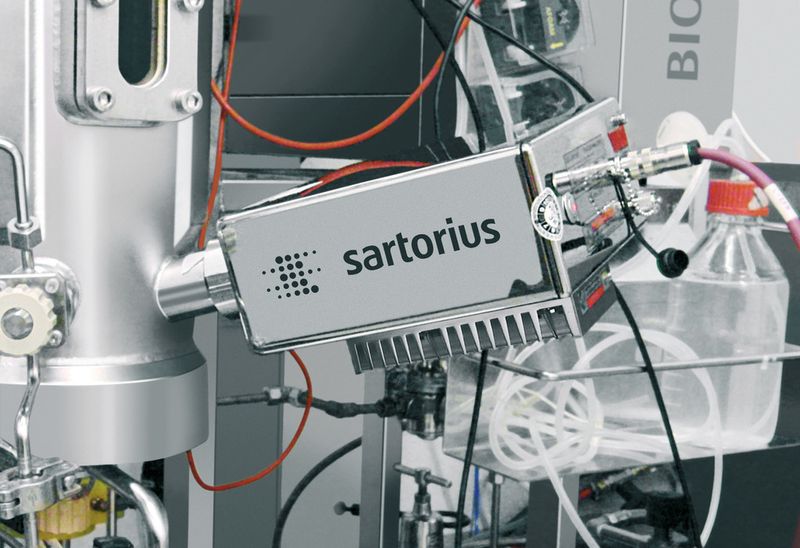 Ein NIR-Spektrometer überwacht am Bioreaktor den Prozessverlauf. (Bild: Sartorius / Weckner media+print)