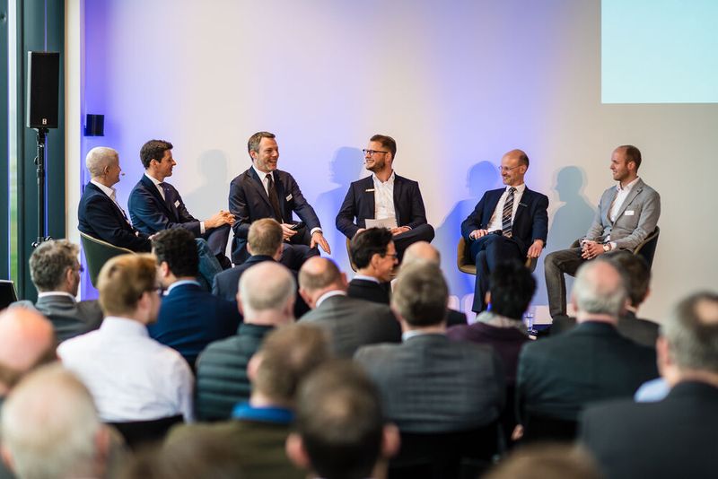 Zur offiziellen Eröffnung des Airport-Centers konnte die Beresa-Geschäftsführung viele Gäste aus Wirtschaft und Politik begrüßen. In einer Talkrunde schilderten Vertreter von Beresa und von Mercedes-Benz die Besonderheiten des Logistikzentrums. (Info@MarioBok.de)