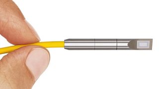 Der kompakte Sensorkopf des optischen Mikrofons in Verbindung mit optischer Faser. (Xarion Laser Acoustics )